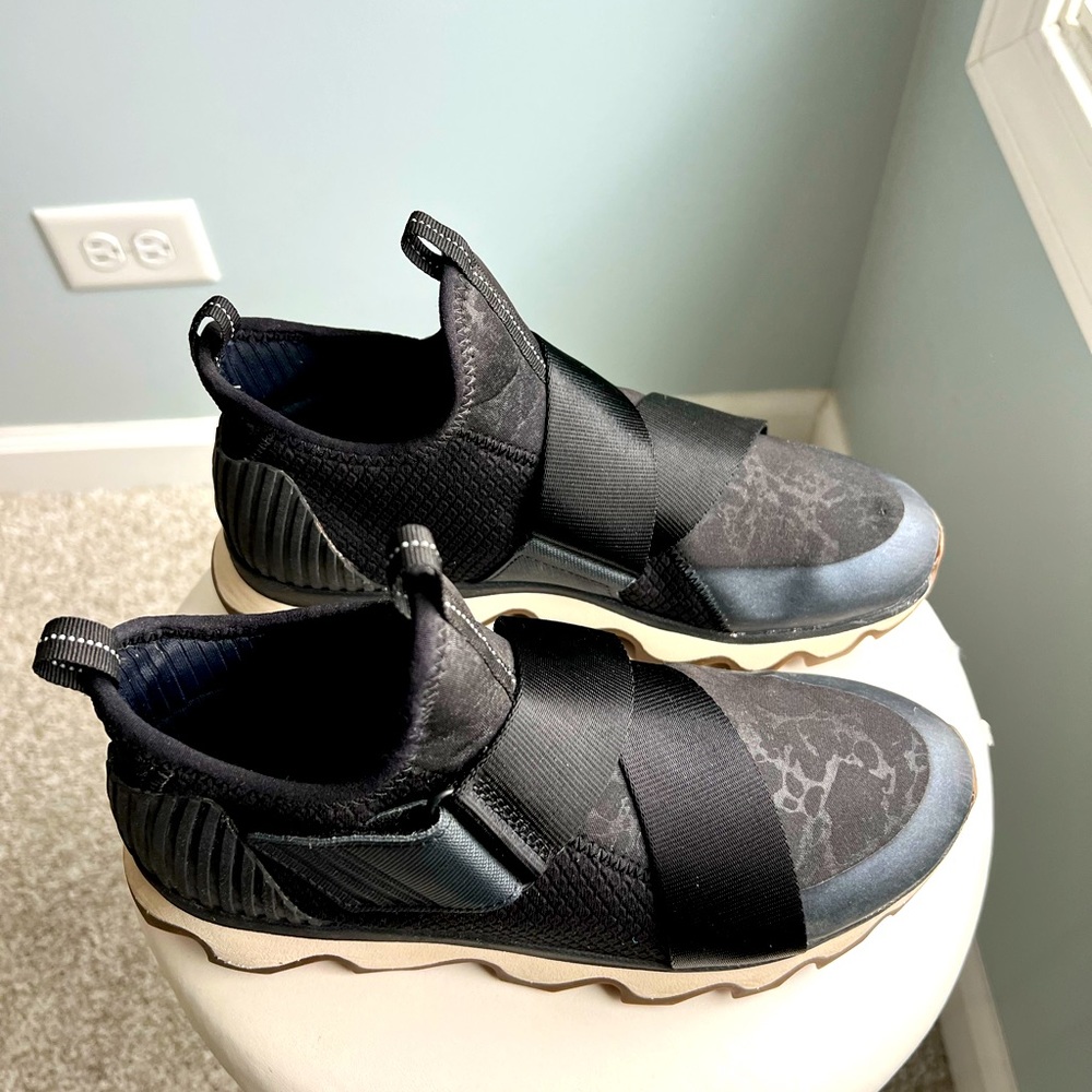 SOREL Kinetic sneaker!!! Size 8-BLACK LIKE NEW (worn 2x)